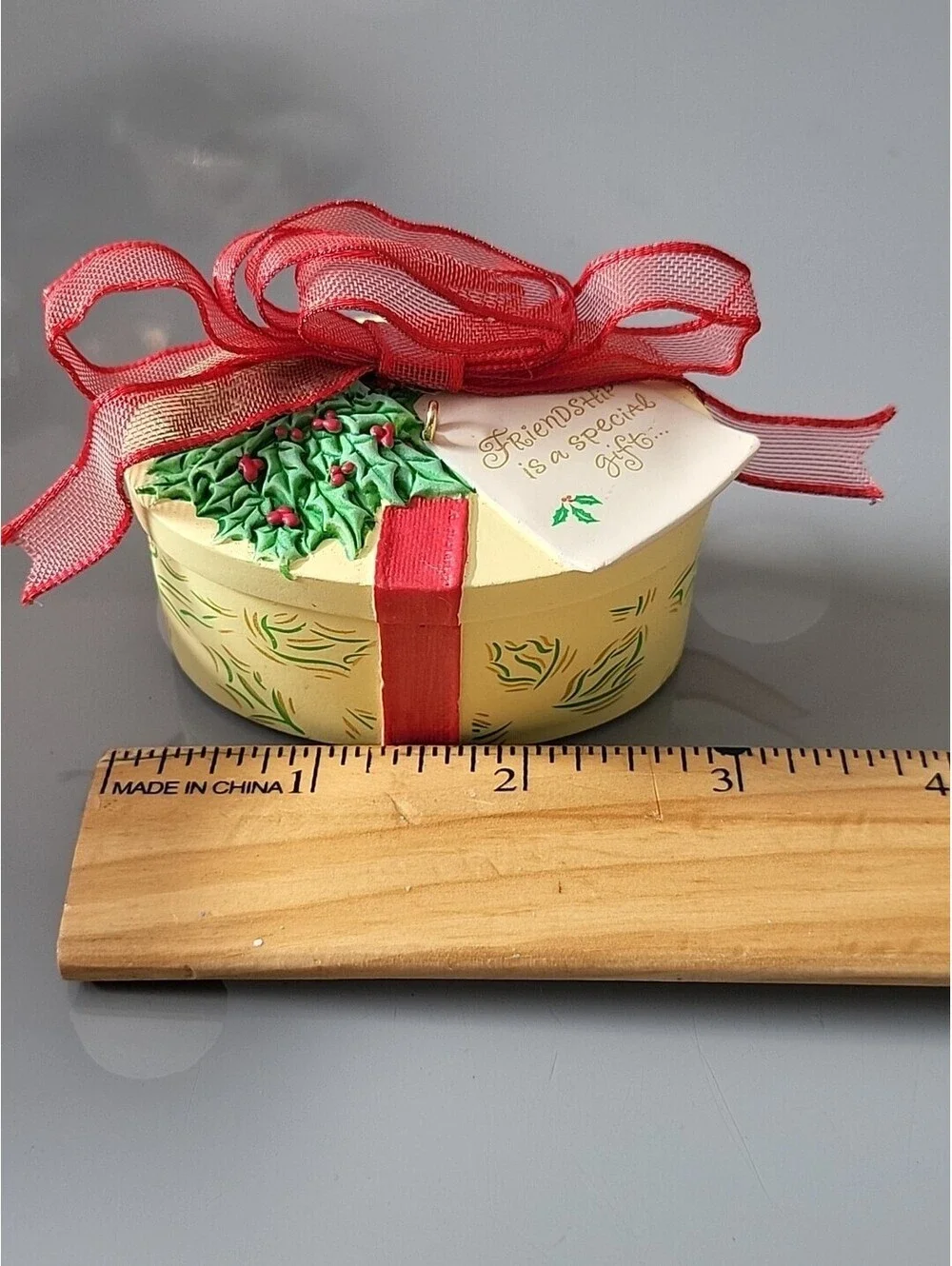 Vtg Hallmark Christmas Ornament 2004 Gift Box Friendship Opens Message Insid EUC